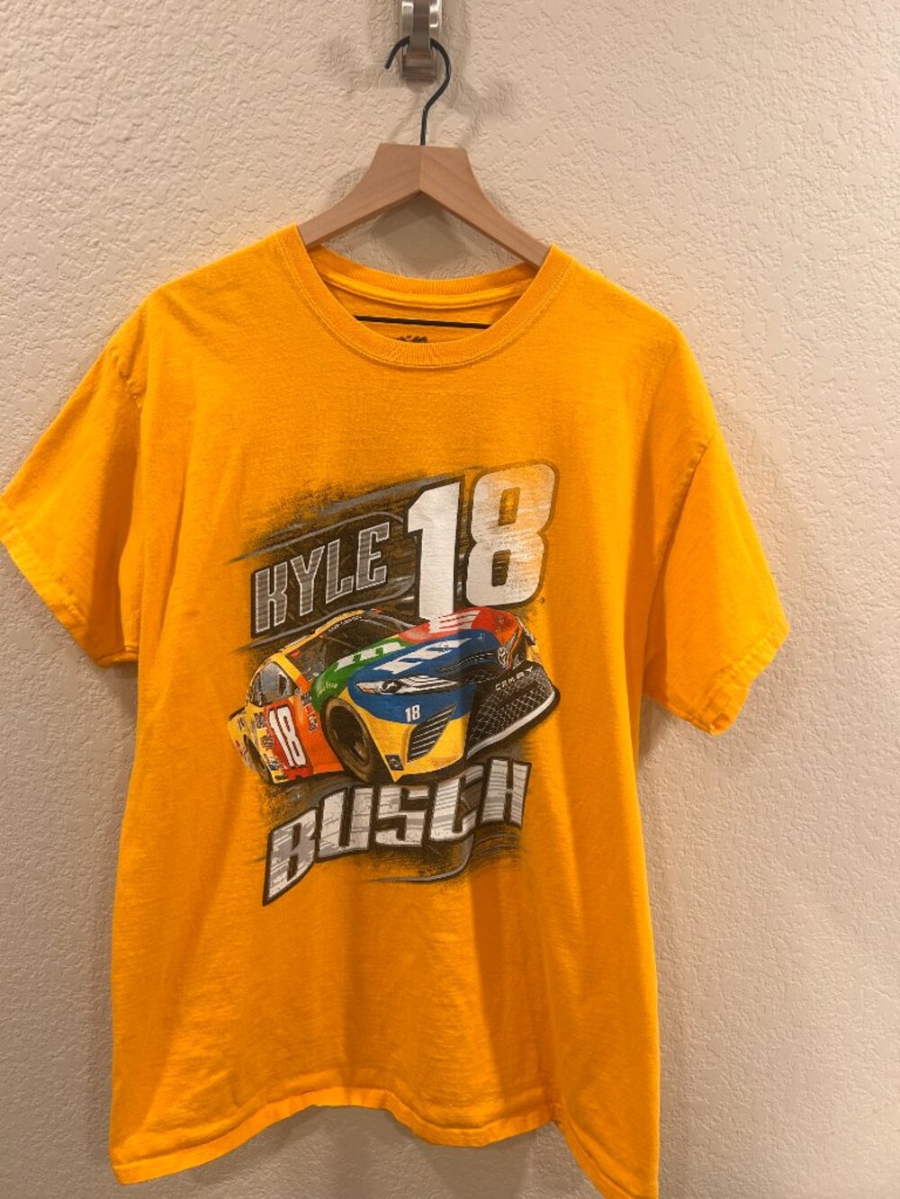 Joe Gibbs Racing Nascar Kyle Busch #18 M&M's Men's T-Shirt Size Large